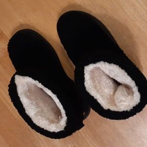 Brand New Machine Washable Size 9-10 Women's Black Slippers